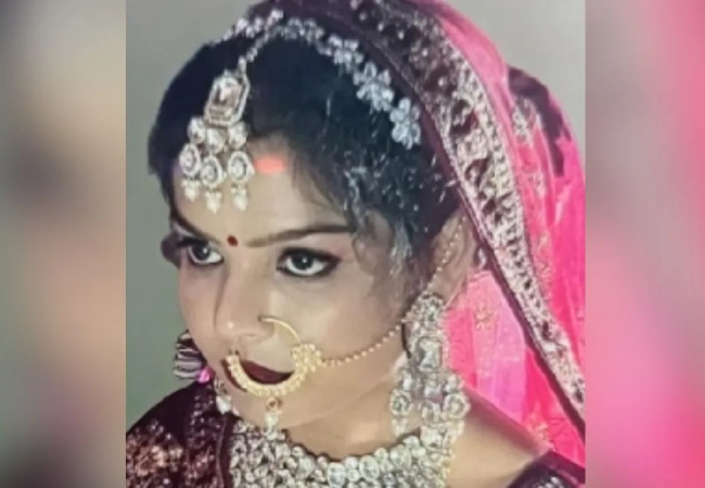 Kushinagar : चार महीने की लव मैरिज का दर्दनाक अंत, पति ने पहले पत्नी का गला काटा और फिर लगा ली फांसी