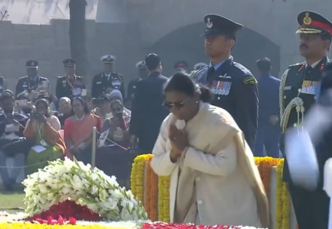 Mahatma Gandhi Death Anniversary : राष्ट्रपति मुर्मू, प्रधानमंत्री मोदी व अन्य नेताओं ने राजघाट पहुंचकर महात्मा गांधी को दी श्रद्धांजलि