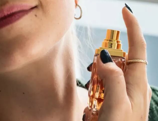 Perfume Ke Side Effects : गले पर परफ्यूम स्प्रे करना बन सकता है ‘खतरा’! ,  आइए जानते हैं पूरी डिटेल्स