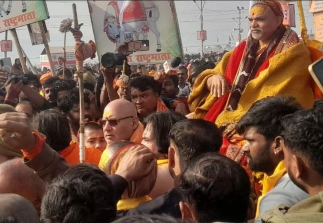 Prayagraj : गृह सचिव मोहित गुप्ता पर शंकराचार्य अविमुक्तेश्वरानंद के शिष्यों से मारपीट का आरोप, संत ने स्नान करने से किया इंकार