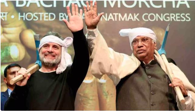 मनरेगा बचाने के लिए मजदूर बन राहुल गांधी-मल्लिकार्जुन खरगे मैदान में कूदे, माथे पर गमछा और कंधे पर फावड़ा...
