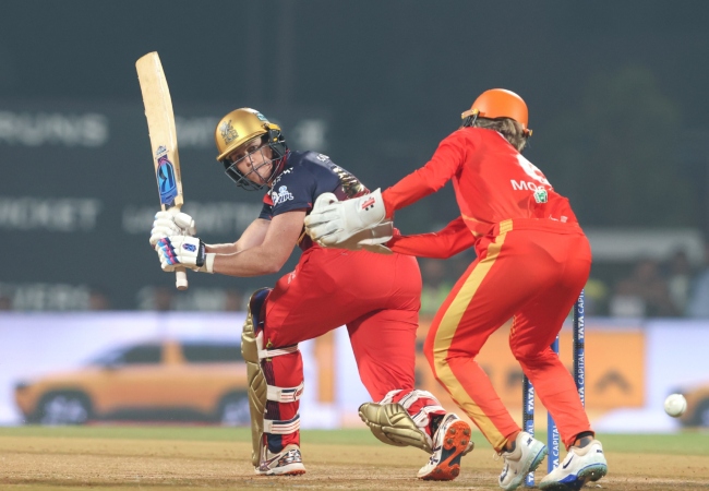 RCB vs GG : आज आरसीबी के पास प्लेऑफ में पहुंचने का मौका, गुजरात के लिए जीत बेहद जरूरी