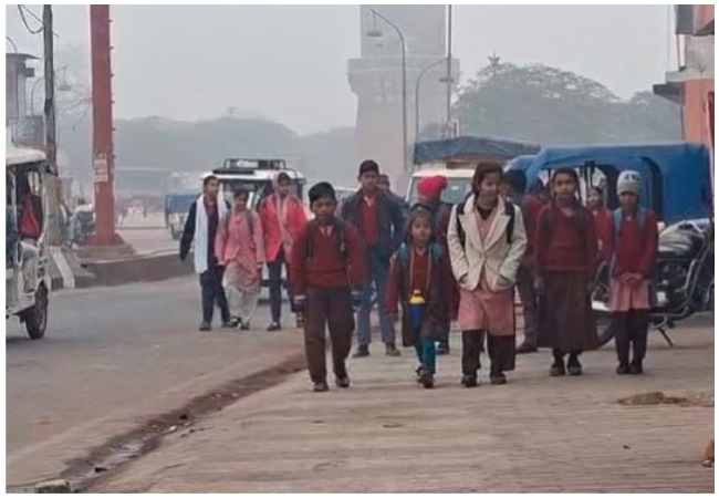 UP News : शीतकालीन अवकाश के बाद फिर खुले स्कूल, सुबह कड़ाके की ठंड और घने कोहरे के बीच ठिठुरते स्कूल पहुंचे बच्चे