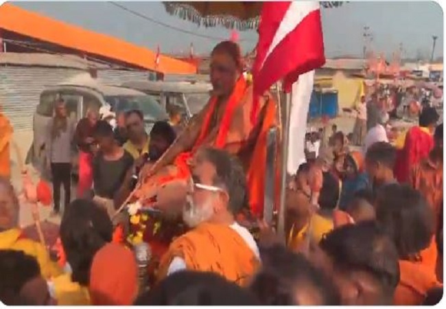 शंकराचार्य अविमुक्तेश्वरानंद धरने पर बैठे, बोले- जब तक प्रोटोकॉल के साथ नहीं ले जाएगा, तब तक नहीं करूंगा गंगा स्नान