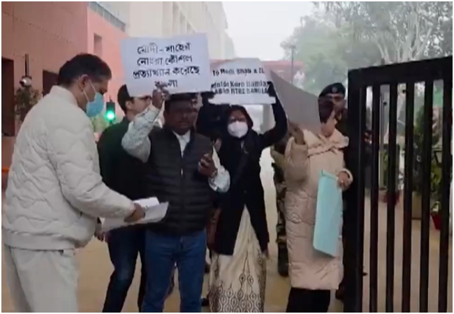 ईडी की रेड के खिलाफ दिल्ली में TMC का हल्ला बोल, गृहमंत्री कार्यालय के बाहर ममता के सांसद ने किया विरोध प्रदर्शन