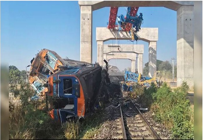 थाईलैंड में चलती ट्रेन पर क्रेन गिरने से बड़ा हादसा, 22 की मौत व 30 से ज्यादा घायल