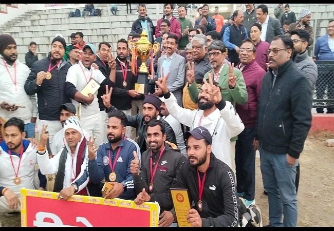 URMU सुलतानपुर की टीम बनी मंडल विजेता, कप्तान सतीश यादव 'मैन ऑफ द मैच' व 'मैन ऑफ द टूर्नामेंट' घोषित