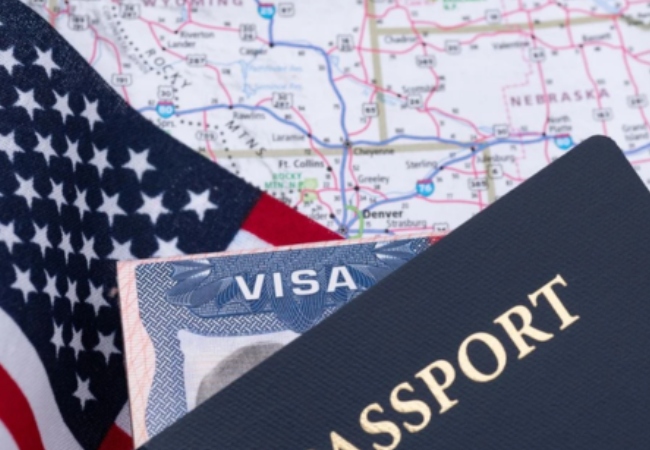 साल 2025 में एक लाख से ज़्यादा लोगों का अमेरिका जाने का सपना टूटा, 8000 स्टूडेंट रहे शामिल