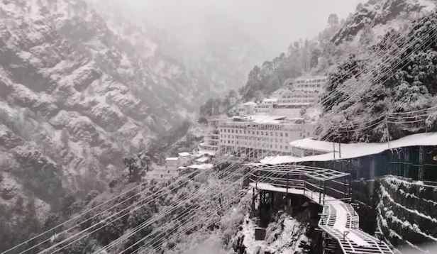 Vaishno Devi Snowfall :  बर्फबारी और भारी बारिश के चलते रोकी गई वैष्णों देवी यात्रा ,  नए रजिस्ट्रेशन भी बंद