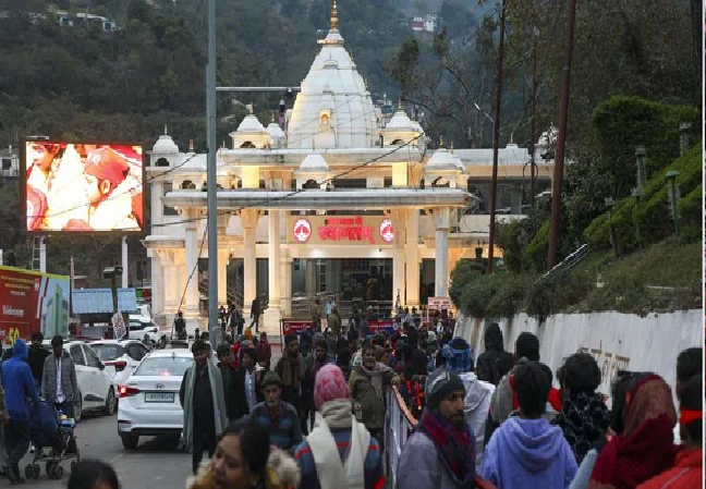 नए साल पर माता वैष्णो देवी में उमड़ी श्रद्धालुओं की भीड़, श्राइन बोर्ड ने रजिस्ट्रेशन पर लगाई रोक, जानें वजह