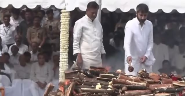 Ajit Pawar: पंचतत्व में विलीन हुए अजित पवार, बेटे ने दी मुखग्नि, अंतिम दर्शन के लिए उमड़ा जनसैलाब