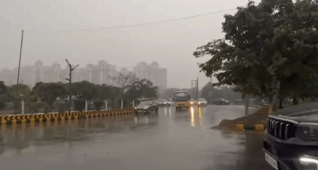Delhi-NCR Rain: दिल्ली-एनसीआर में बारिश से ठंड की हुई वापसी, लोगों की बढ़ी परेशानियां