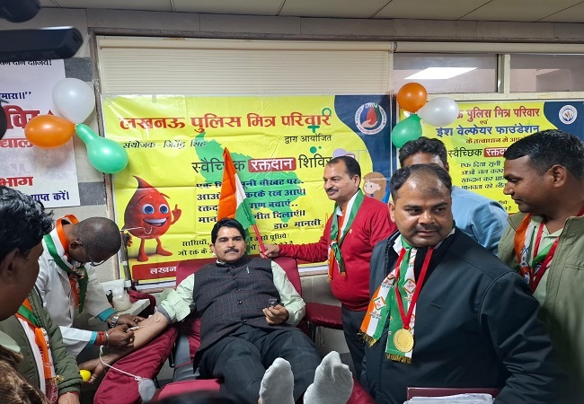 लखनऊ पुलिस मित्र परिवार ने गणतन्त्र दिवस के उपलक्ष्य में वृहद स्वैच्छिक रक्तदान शिविर का किया आयोजन, 97 से अधिक रक्तवीर हुए शामिल