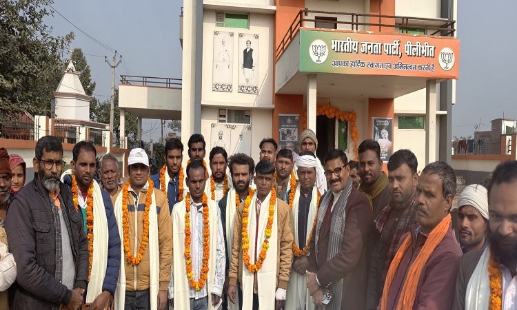 किर्गिस्तान में फंसे पीलीभीत के लोग सकुशल लौटे देश तो हुए भावुक, जितिन प्रसाद बोले-सरकार हर परिस्थिति में अपने नागरिकों का साथ देने के लिए कटिबद्ध