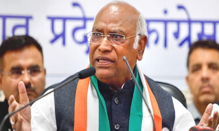 जल जीवन मिशन और स्वच्छ भारत अभियान का ढिंढोरा पीटने वाले पीएम नरेंद्र मोदी जी, इंदौर में दूषित पानी पीने से हुई मौतों को लेकर हैं मौन: खरगे