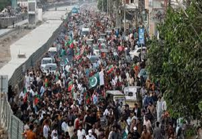 पाक सरकार के विरोध में उतरे सरकारी कर्मचारी, पुलिस ने सैकड़ों कर्मचारियों को किया गिरफ्तार, हजारों की संख्या में कराची पहुंची रहे है कर्मचारी