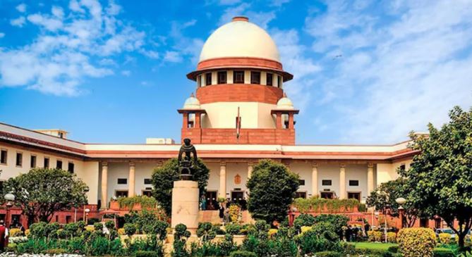 सुप्रीम कोर्ट का बड़ा आदेश: स्कूलों में मुफ्त मिले सैनेटरी पैड, नहीं तो रद्द होगी मान्यता