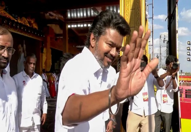 पोंगल के पर्व पर अभिनेता विजय की पार्टी ने पोंगल के पर्व पर अभिनेता विजय की पार्टी ने दी नव वर्ष की शुभकामनाएं, राजनीतिक बहस हुई तेज नव वर्ष की शुभकामनाएं, राजनीतिक बहस हुई तेज