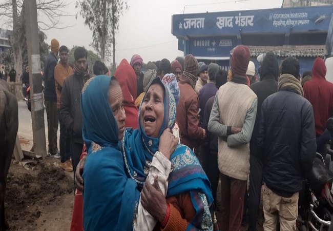 दस इंच जमीन के लिए महिला की निर्मम हत्या, हमलावरों से बेटे को बचाने के लिए गई थी महिला