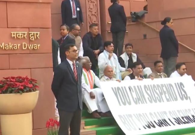 'आप हमें सस्पेंड कर सकते हैं, लेकिन आप हमें चुप नहीं करा सकते...' निलंबित सांसदों का मकर द्वार पर विरोध प्रदर्शन