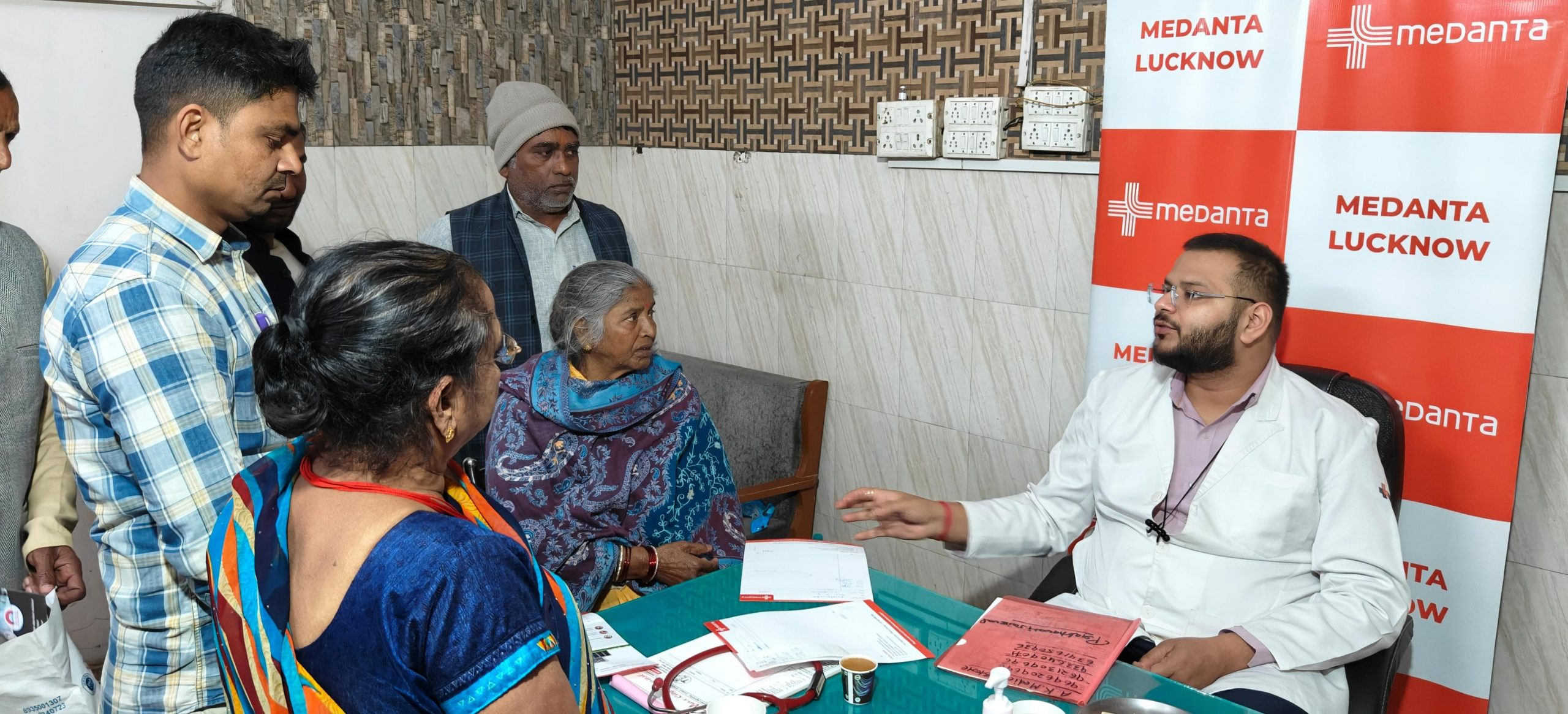 “मेदांता और व्यापार मंडल का संयुक्त प्रयास, नौतनवा में निःशुल्क स्वास्थ्य शिविर”