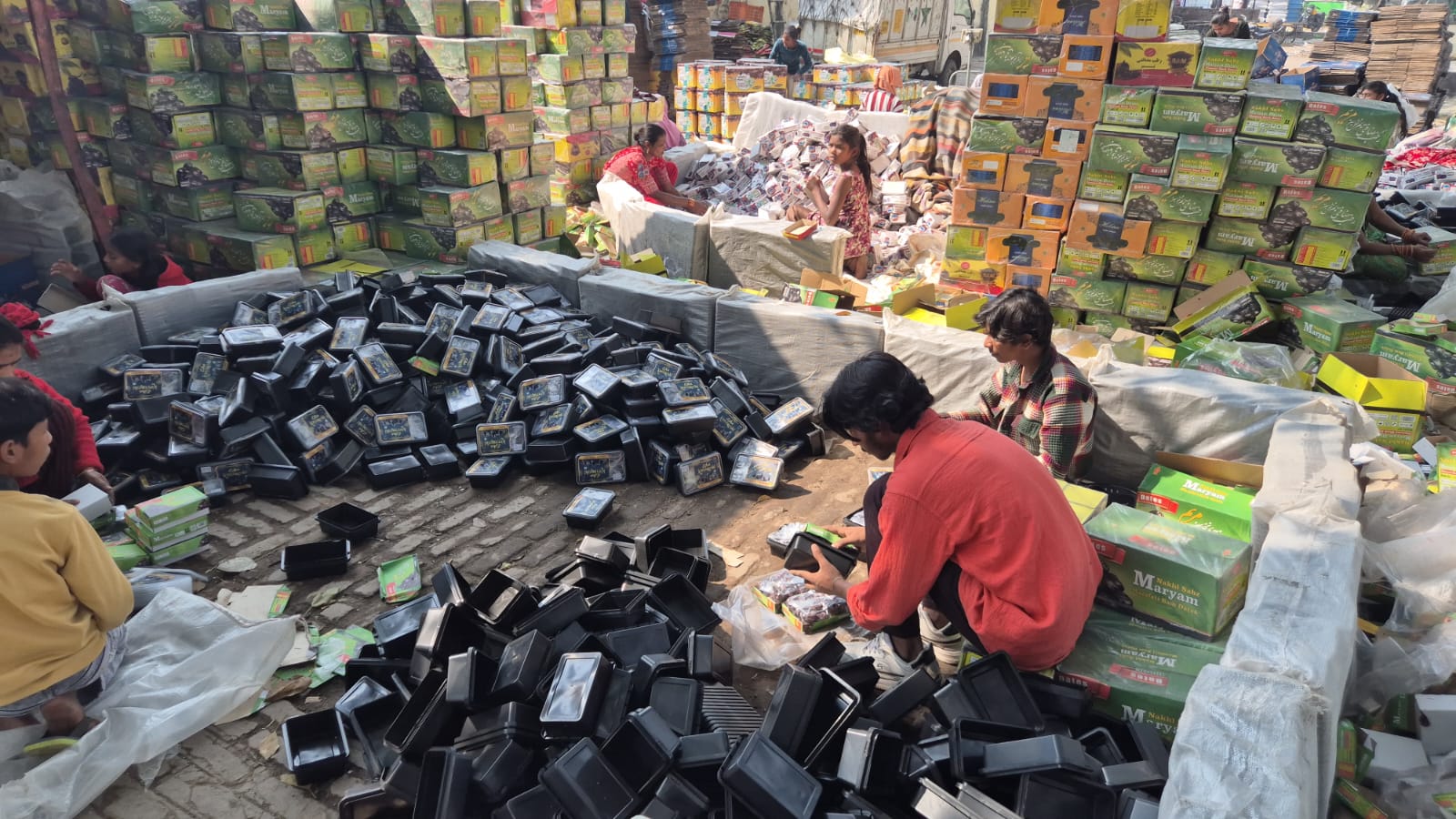 रमजान महीने में सस्ती खजूर को मंहगे खजूर के डिब्बो में पैक कर बेच रहे है फल कारोबारी, जीएसटी विभाग को लगा रहे है चूना