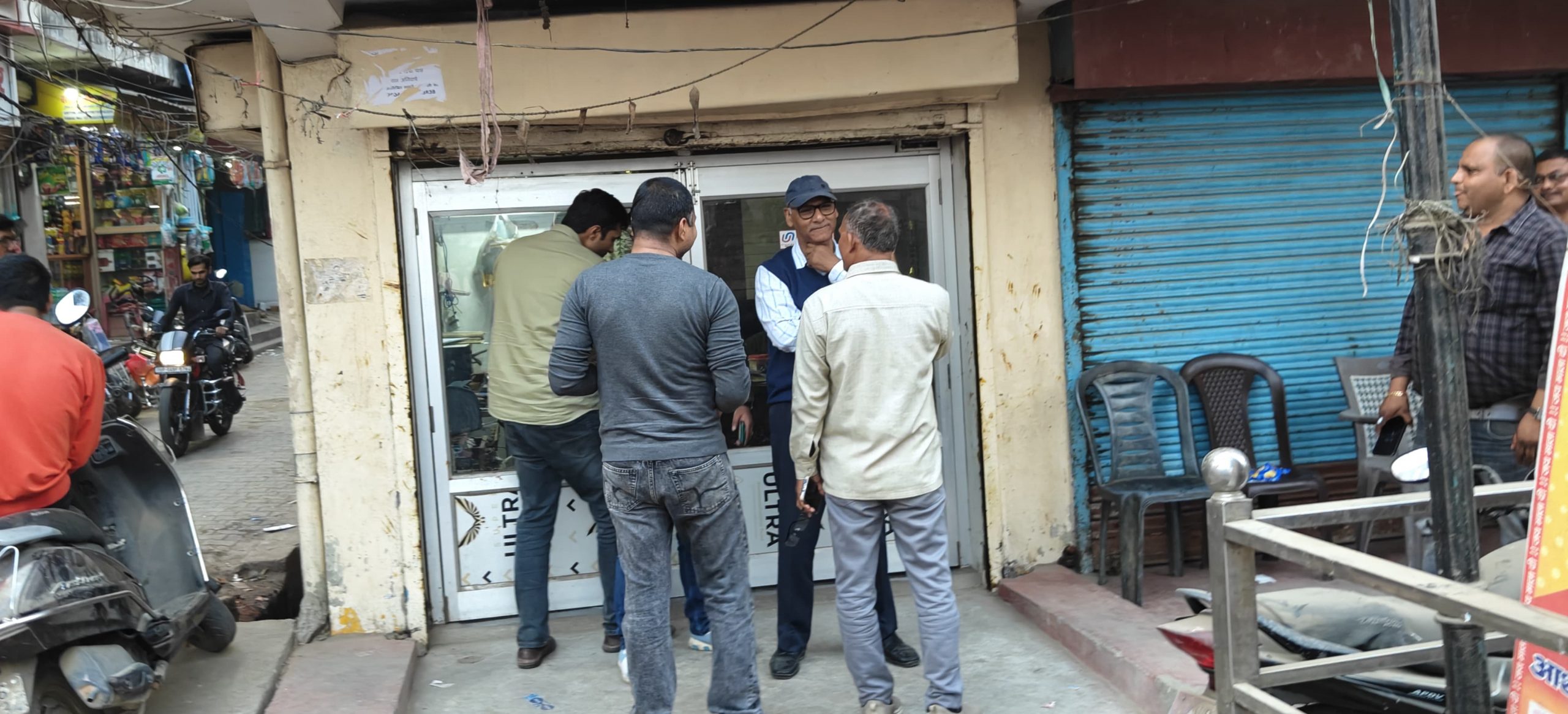 नौतनवा:घंटाघर चौराहे पर हड़कंप: वाराणसी जीएसटी टीम ने चार्टर्ड अकाउंटेंट के कार्यालय पर मारा छापा