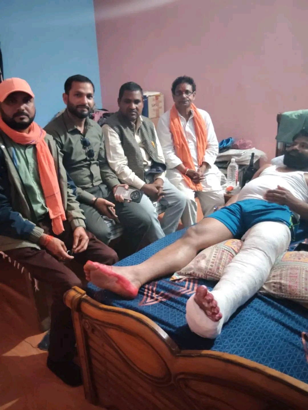 सोनौली में अनियंत्रित नगर पंचायत वाहन का कहर,धर्मेंद्र जायसवाल का पैर टूटा