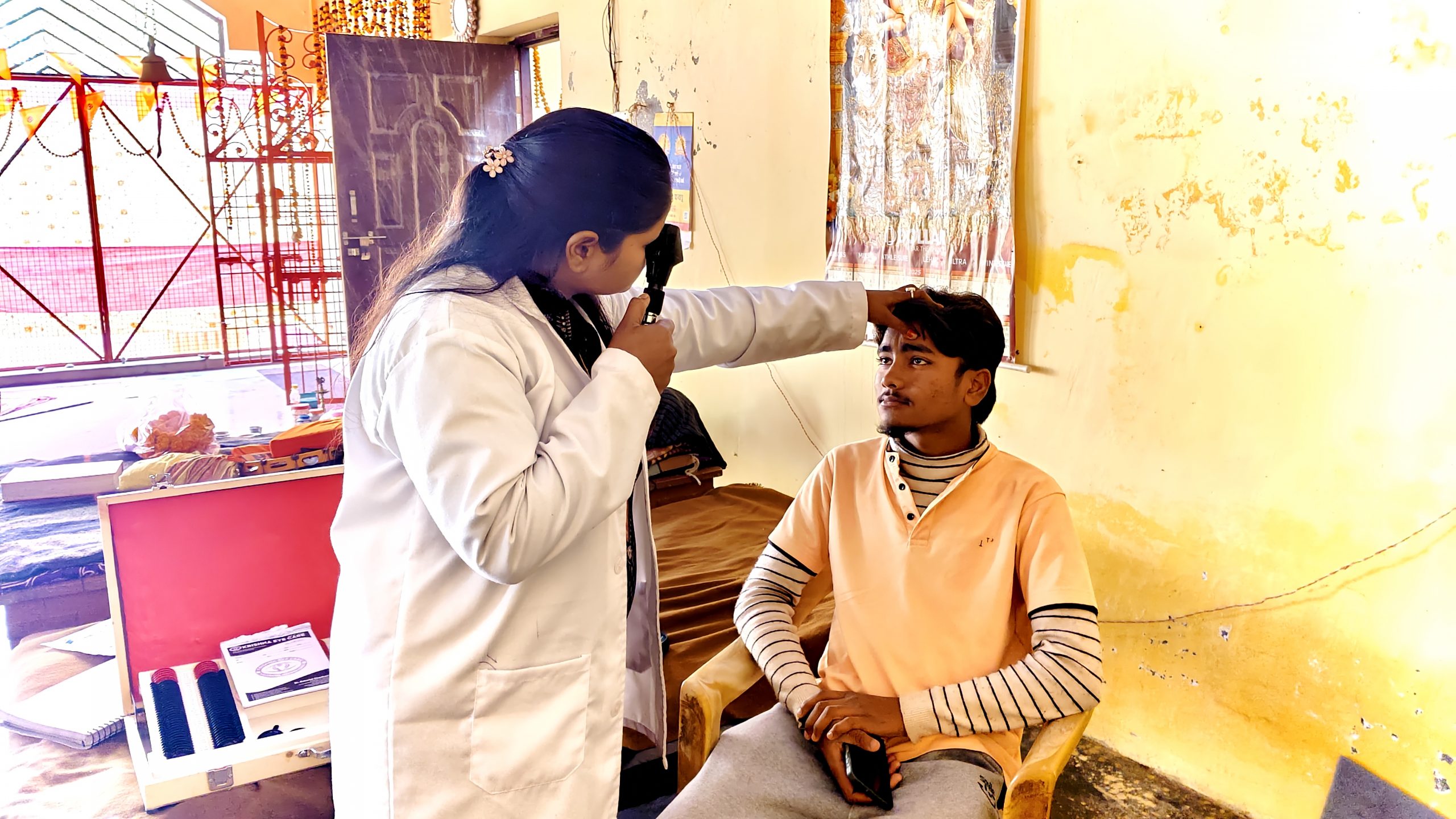 निःशुल्क नेत्र शिविर में उमड़ी भीड़: इंसानियत की रोशनी बनी ‘कृष्णा आई केयर’ की पहल