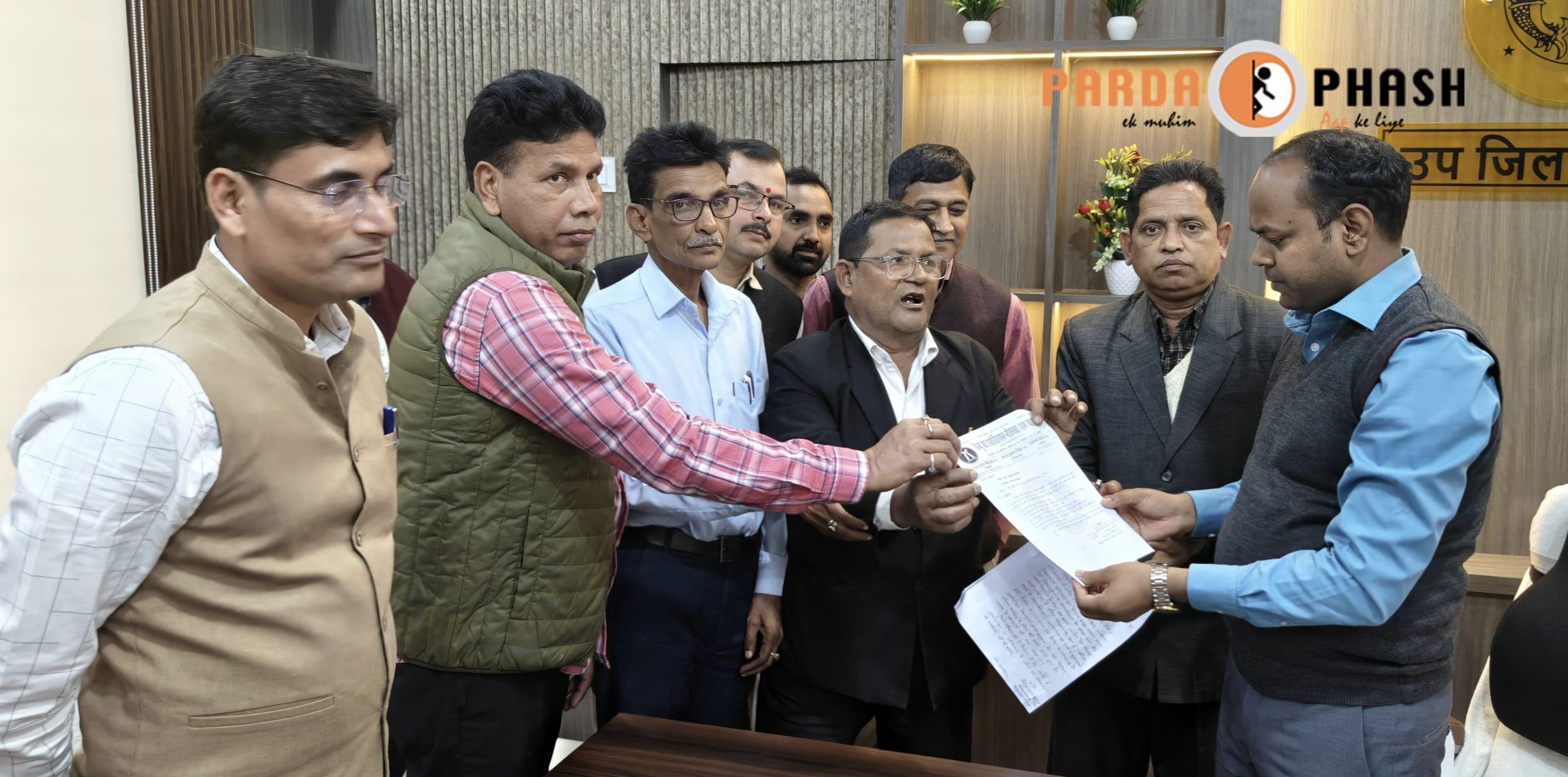 नौतनवा:अपर आयुक्त गोरखपुर को अधिवक्ताओं ने सौंपा पाँच सूत्रीय ज्ञापन