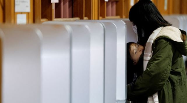 Japanese general election : जापान में आम चुनाव के लिए वोटिंग शुरू , हिमपात के बीच मतदान सत्तारूढ़ गठबंधन के लिए चुनौती