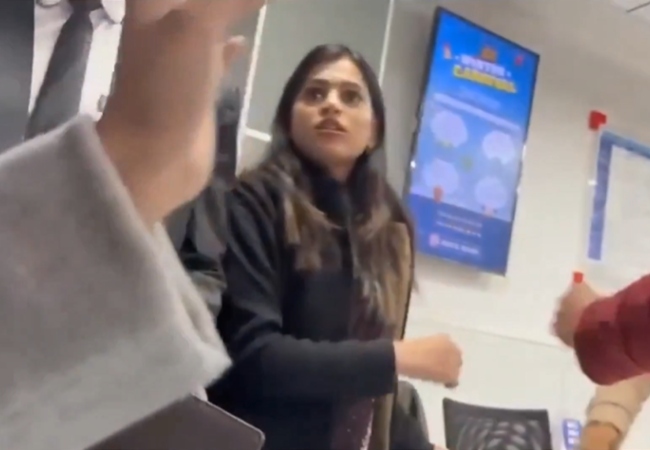 'ठाकुर हूं मैं... बक$%दी नहीं करना मेरे साथ' कानपुर में HDFC बैंक की महिला कर्मचारी ने कस्टमर से की अभद्रता, वीडियो वायरल