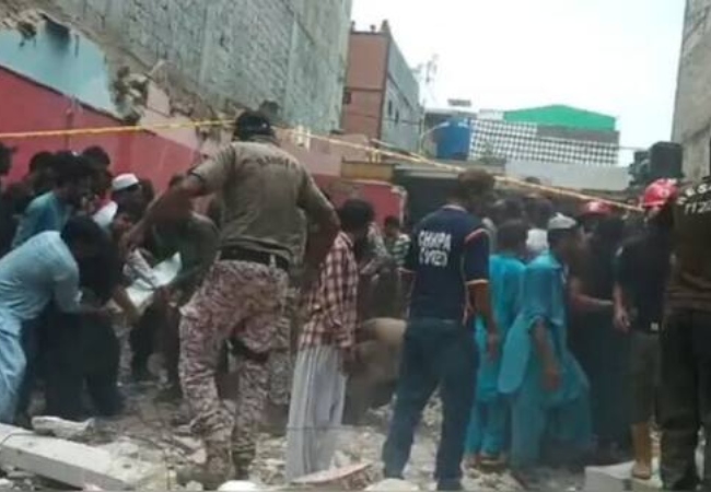 Karachi Blast : पाकिस्तान के कराची में जोरदार धमाका, कम से कम 16 लोगों की मौत, 14 घायल