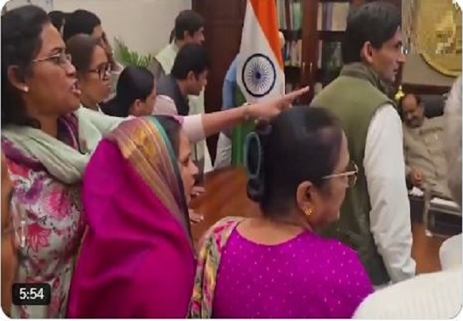 Video : संसदीय कार्य मंत्री किरेन रिजिजू ने साझा किया नया वीडियो , कहा- स्पीकर चैंबर में घुसे सांसदों ने तोड़ी मर्यादा