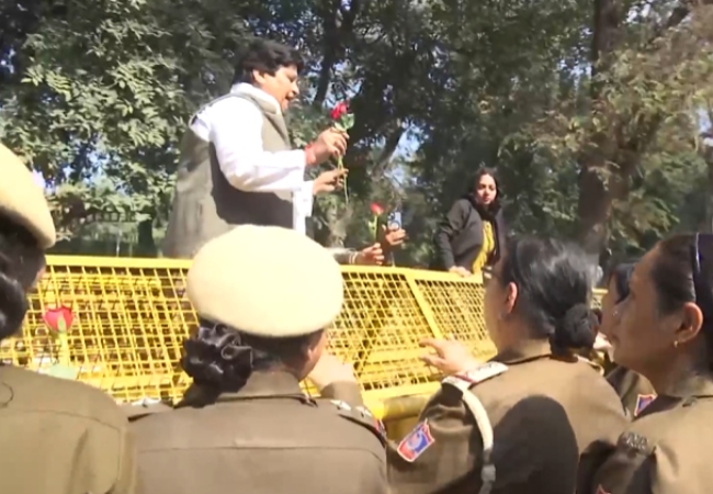 ओम बिरला को गुलाब देने पहुंची कांग्रेस की महिला सदस्य, दिल्ली पुलिस ने बैरिकेड्स लगाकर रोका