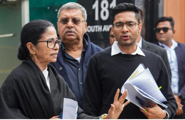 SIR का षड्यंत्र लोगों के अधिकारों या गरिमा को कुचल नहीं सकता, 13 परिवारों लेकर EC दफ्तर पहुंचीं ममता, जानें क्या है विवाद?