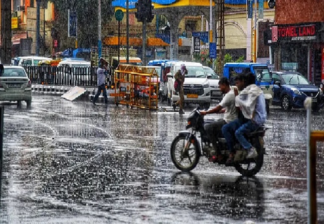लखनऊ में अचानक बदला मौसम का मिजाज, गरज-चमक के साथ हुई झमाझम बारिश ने बढ़ाई ठंड