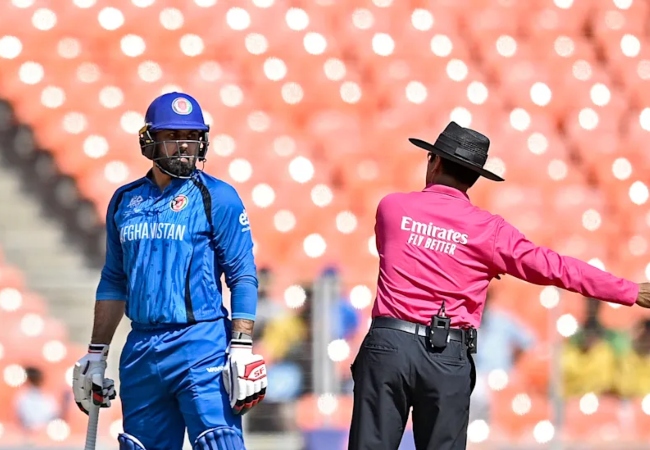 अंपायर से भिड़ना अफगानी ऑलराउंडर मोहम्मद नबी को पड़ा भारी, आईसीसी ने सुनाई सजा