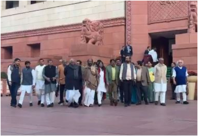 प्रधानमंत्री नरेंद्र मोदी के संबोधन के बीच राज्यसभा से विपक्षी सांसदों का वॉकआउट