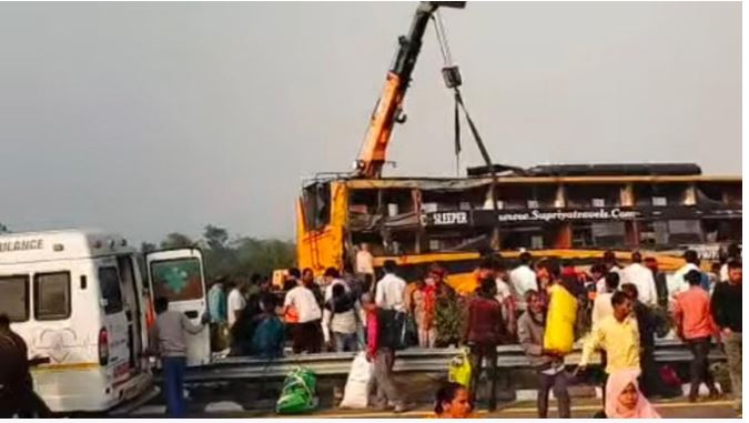 Purvanchal Expressway Accident : लखनऊ के गोसाईगंज में तेज रफ्तार डबल डेकर बस पलटी, हादसे में सात लोगों की मौत