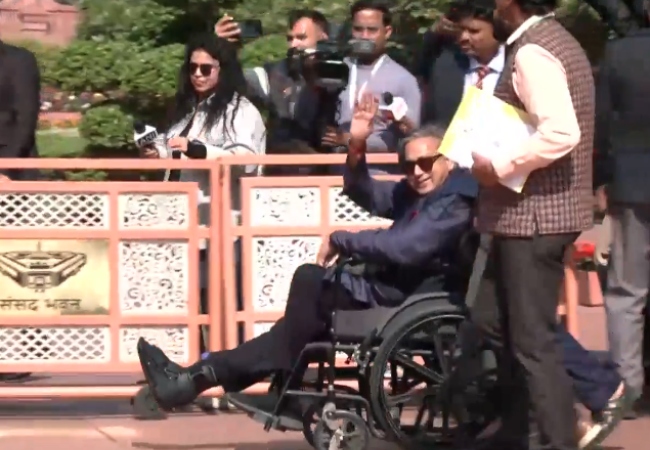 शशि थरूर व्हील चेयर पर पहुंचे संसद भवन, बोले- बदकिस्मती से, मुझे हेयरलाइन फ्रैक्चर हो गया, फिर भी रोज आऊंगा