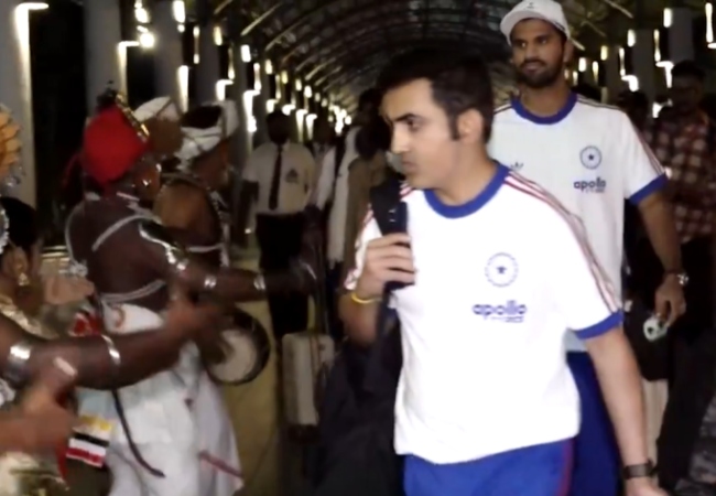 VIDEO : कोलंबो पहुंची टीम इंडिया का हुआ जबरदस्त स्वागत, अर्शदीप सिंह श्रीलंकाई डांसर्स के साथ झूमे