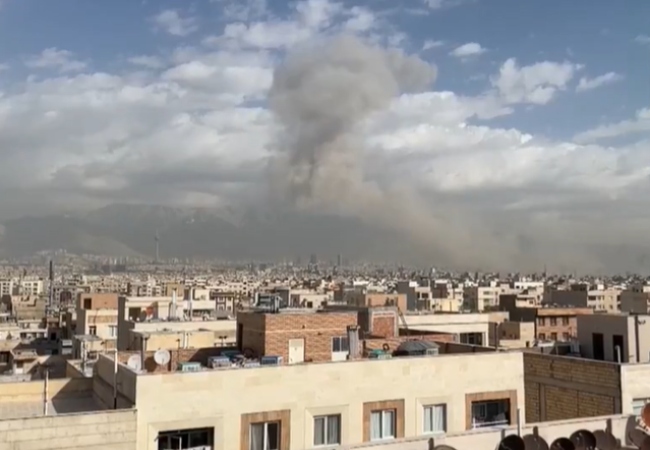 US-इजरायल ने एक साथ ईरान पर किया हमला, राष्ट्रपति भवन और खुफिया एजेंसी हेडक्वार्टर को बनाया निशाना