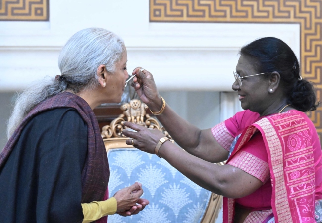 Union Budget 2026 Live: राष्ट्रपति ने 9वां बजट पेश करने से पहले निर्मला सीतारमण को खिलाई दही-चीनी, सरकार से ये उम्मीदें