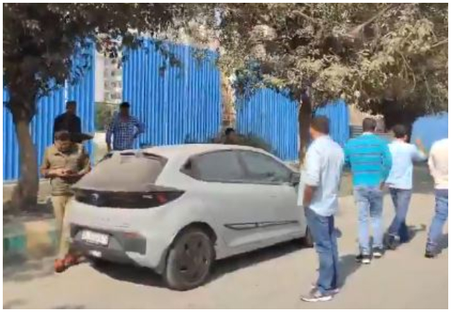 Valentine's Day 2026 : नोएडा में प्रेमी ने पहले प्रेमिका को मारी गोली, फिर खुद को किया खत्म, इलाके में मचा हड़कंप