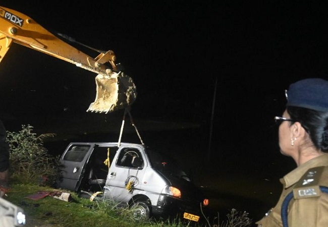 अनियंत्रित होकर तालाब में पलटी कार, एक परिवार के चार सदस्यों की मौत, तेरहवीं के कार्यक्रम में शामिल होकर घर लौट रहे थे सभी