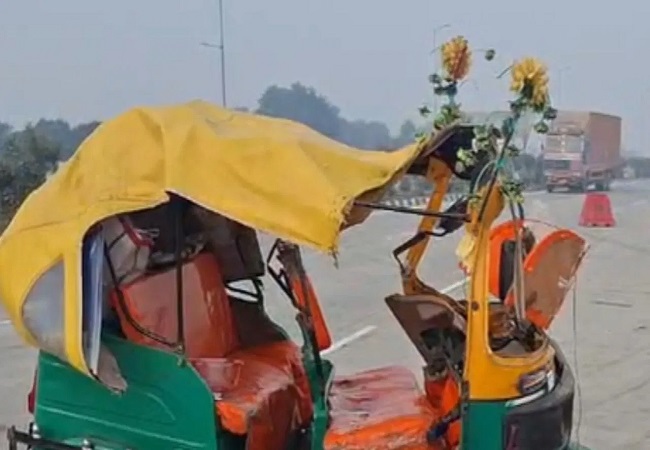 ट्रक ने ऑटो में मारी टक्कर एक ही परिवार के छह लोगों की मौत, दो बच्चों सहित तीन लोग घायल, उर्स का मेला देख कर लौट रहा था परिवार