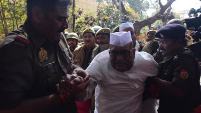 लखनऊ में कांग्रेस का मनरेगा के ​मुद्दे पर बड़ा विरोध प्रदर्शन, पुलिस से हुई धक्का-मुक्की, बैरिकेडिंग पर चढ़ गए प्रदेश अध्यक्ष