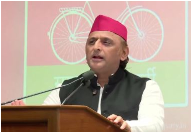 अब तो चुनाव आयोग को अपनी बिल्डिंग पर लगा लेना चाहिए बीजेपी का झंडा : अखिलेश यादव