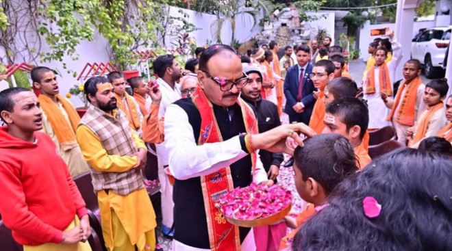 शंकराचार्य विवाद के बीच डिप्टी सीएम ब्रजेश पाठक ने 100 बटुकों को किया सम्मानित, बोले-चोटी खींचने वालों को लगेगा पाप